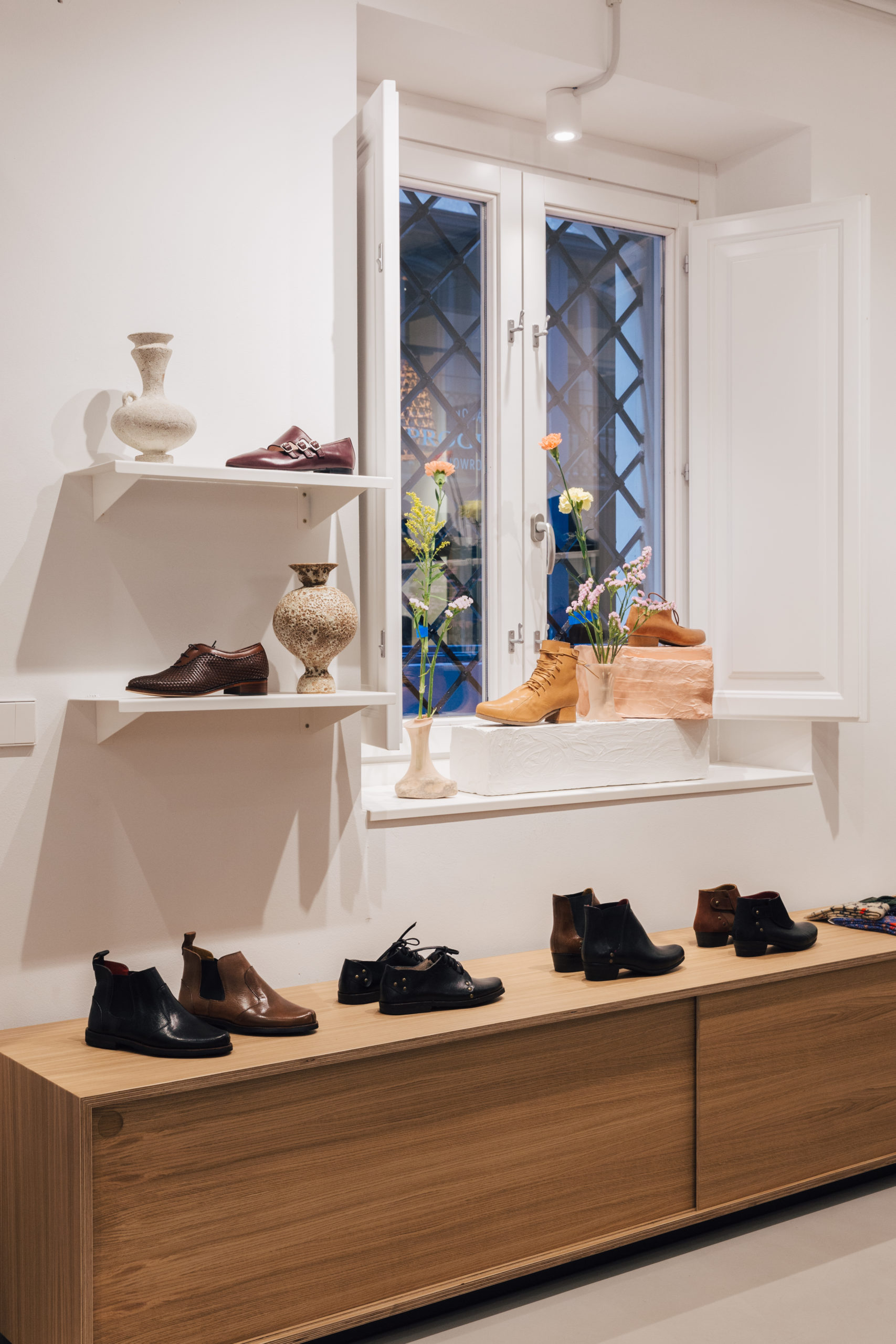 ONA NEGRA: The concept shoe store in Valencia committed to conscious footwear